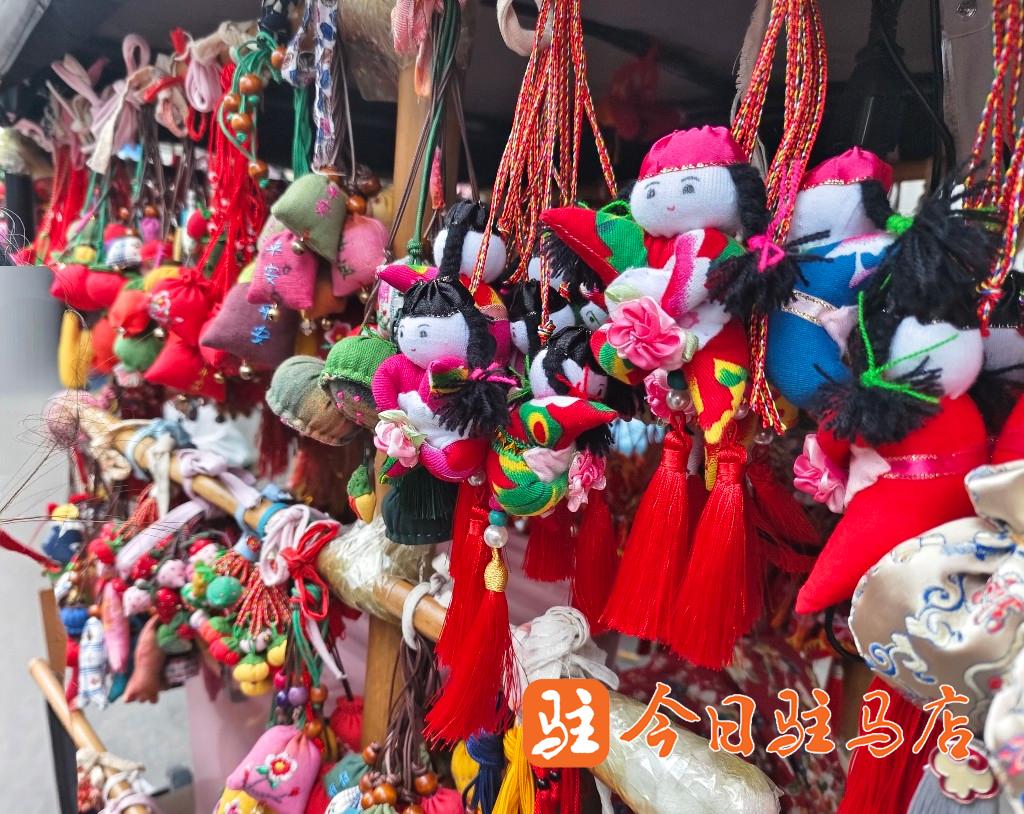 ”！驻马店街头的传统民俗“热”起来PG麻将胡了2端午未至 香包先“火(图4)