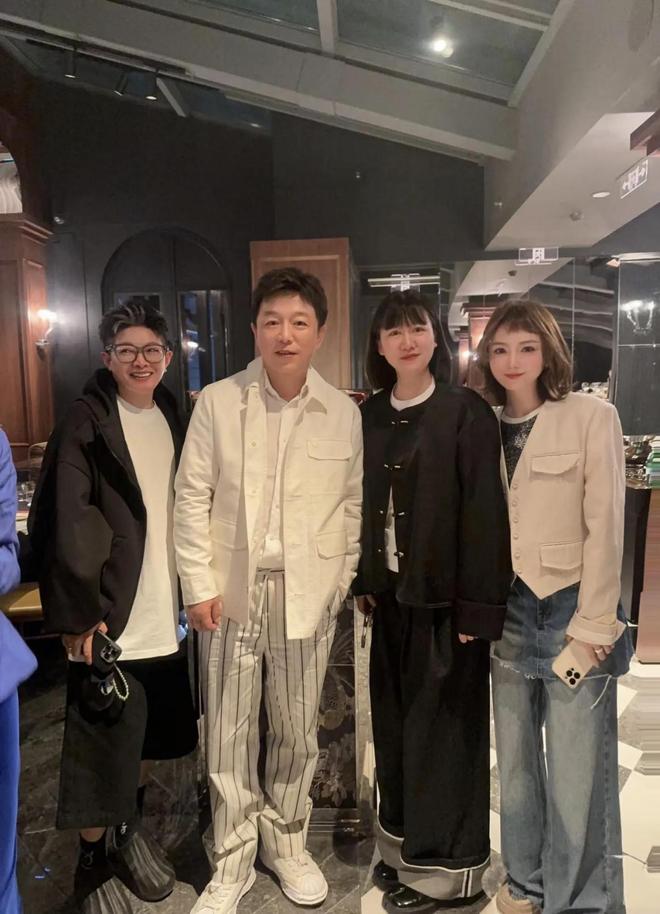 探亲！和朋友聚餐穿的很鲜肉腮红好明显麻将胡了电子游戏内娱大咖黄渤现身山东(图1)