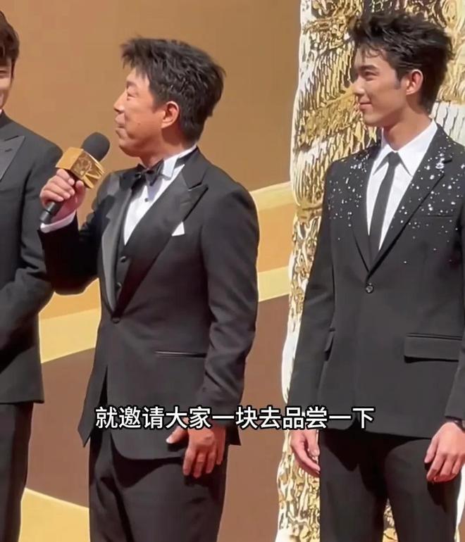 探亲！和朋友聚餐穿的很鲜肉腮红好明显麻将胡了电子游戏内娱大咖黄渤现身山东(图3)