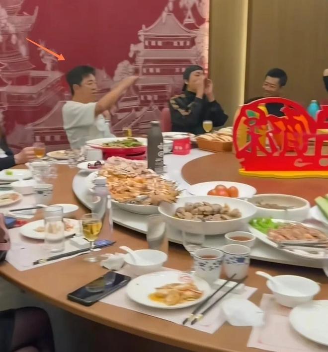 探亲！和朋友聚餐穿的很鲜肉腮红好明显麻将胡了电子游戏内娱大咖黄渤现身山东(图2)