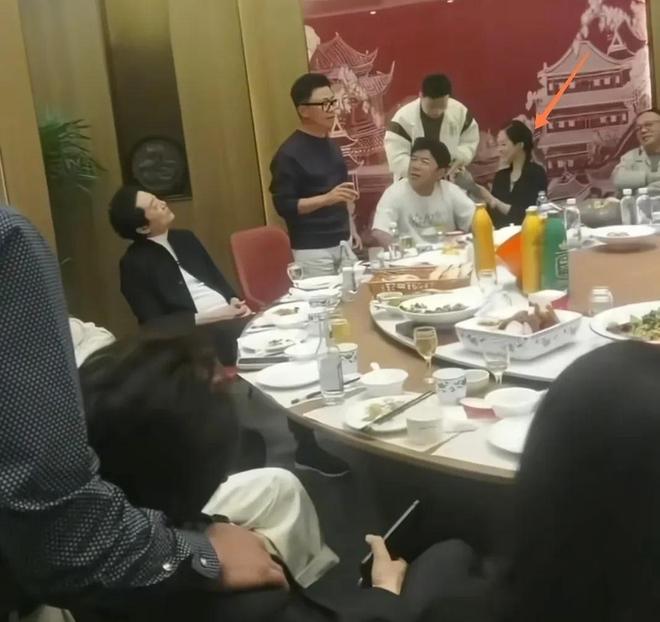 探亲！和朋友聚餐穿的很鲜肉腮红好明显麻将胡了电子游戏内娱大咖黄渤现身山东(图5)
