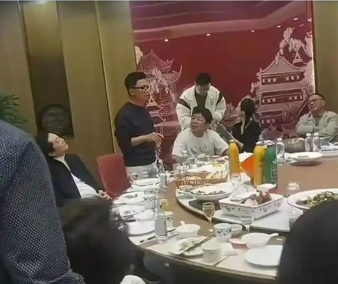 探亲！和朋友聚餐穿的很鲜肉腮红好明显麻将胡了电子游戏内娱大咖黄渤现身山东(图7)