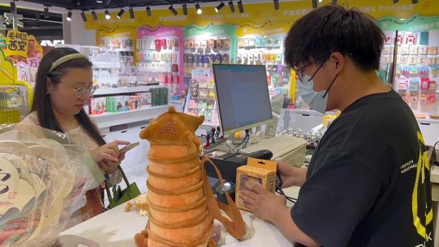 ③城市IP出圈 古都闯出新赛道麻将胡了app文创顶流出圈记(图3)